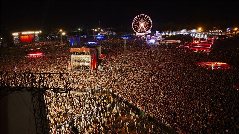 Es ist eins der größten Festivals Deutschlands: Das Deichbrand 2023 in Zahlen Tausende Menschen tummeln sich beim Auftritt von Kraftklub beim Deichbrand 2022 vor der Bühne. Im Jahr 2023 werden wieder etwa 60.000 Besucher auf dem Gelände erwartet. Foto: Lukas Held/Deichbrand