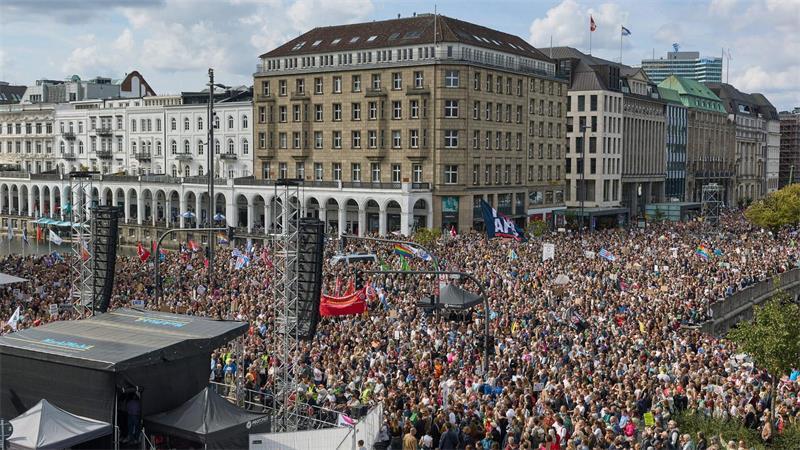 25.000 demonstrieren in Hamburg gegen Rechtsextremismus Tausende Menschen versammeln sich am Jungfernstieg, um gegen Rechtsextremismus zu protestieren.