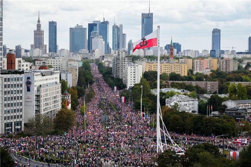 Rund eine Million Menschen protestieren gegen PiS-Regierung Tausende Menschen versammeln sich zu einem Marsch zur Unterstützung der Opposition in Warschau.