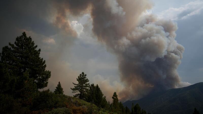 Tausende fliehen vor Feuer in Kalifornien Tausende Menschen wurden aufgefordert, sich in Sicherheit zu bringen.