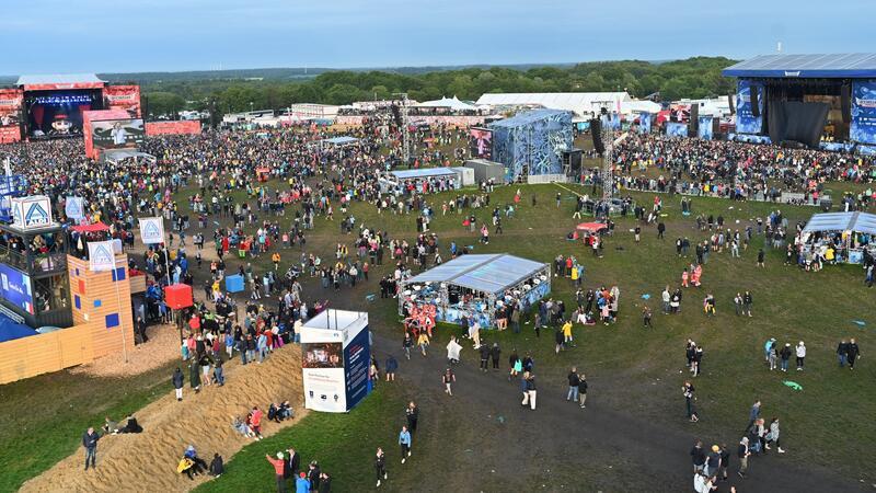 Tausende Musikfans bewegen sich auf dem Festivalgelände an der Nordseeküste. (Archivfoto)