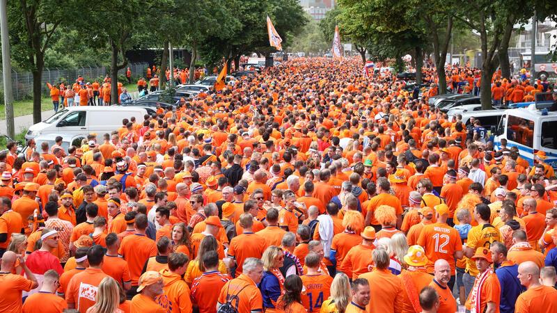 Tausende Oranje-Fans beim Marsch durch St. Pauli.