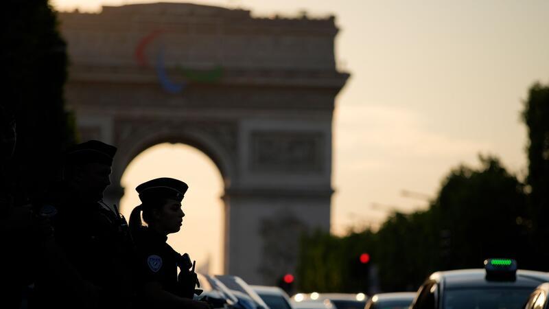 Frankreich setzt auf maximale Sicherheit für Olympia Tausende Polizisten wachen während Olympia über Paris.