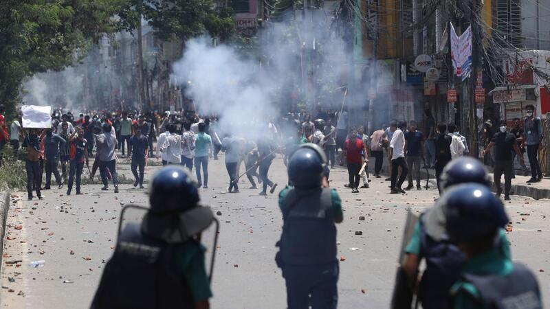 Medien: Elf Tote bei Studentenprotesten in Bangladesch Tausende Studenten fordern ein Ende der Quoten.