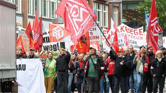 Tausende Teilnehmer bei DGB-Kundgebung auf dem Hamburger Rathausmarkt.