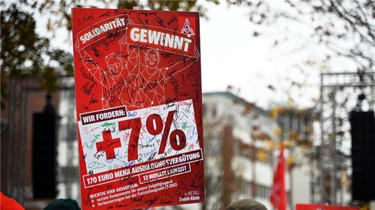 Tausende Teilnehmer haben sich an den Warnstreiks in der norddeutschen Metall- und Elektroindustrie beteiligt.