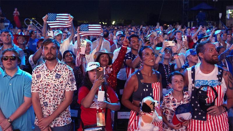 Trump-Rede und riesiges Feuerwerk zum 250. Jubiläum der USA Tausende Zuschauer hatten sich auf der National Mall in Washington versammelt.