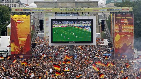 Tausende Zuschauer verfolgen 2006 auf der Fanmeile am Brandenburger Tor in Berlin das WM-Fußballspiel zwischen Deutschland und Argentinien.