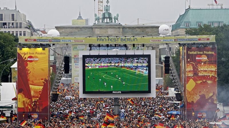 Bundesrat macht Weg für Public Viewing bei Fußball-EM frei Tausende Zuschauer verfolgen 2006 auf der Fanmeile am Brandenburger Tor in Berlin das WM-Fußballspiel zwischen Deutschland und Argentinien.