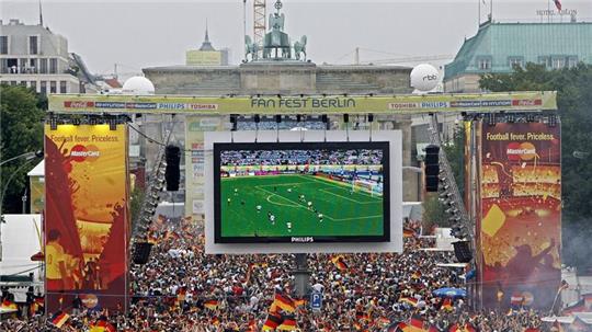 Tausende Zuschauer verfolgen 2006 auf der Fanmeile am Brandenburger Tor in Berlin das WM-Fußballspiel zwischen Deutschland und Argentinien.