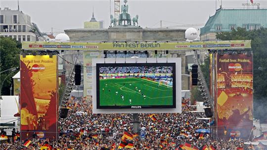 Tausende Zuschauer verfolgen im Jahr 2006 auf der Fanmeile am Brandenburger Tor in Berlin das WM-Fußballspiel zwischen Deutschland und Argentinien. Bei der EM 2024 soll es an dem Wahrzeichen bei einigen Spielen Public Viewing und eine Fanmeile geben, das Tor selbst soll zum überdimensionalen Fußballtor umgestaltet werden. 
