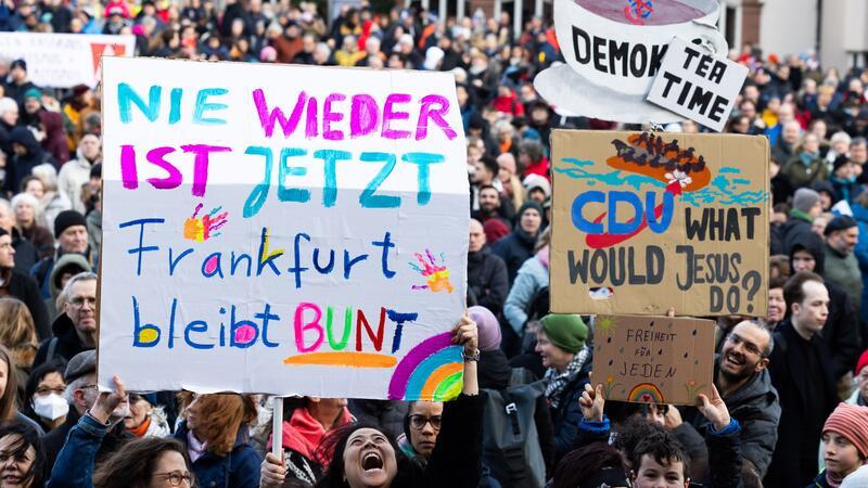 Rund eine halbe Million Demonstranten gegen rechts Tausende demonstrieren in Frankfurt gegen Rechtsextremismus.