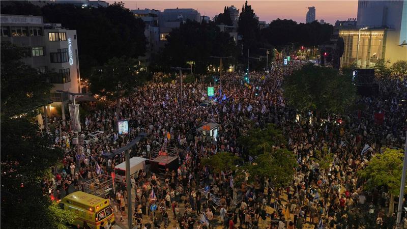 Kritik an Macrons Palästina-Plan - Deal für Gaza ungewiss Tausende demonstrieren in Tel Aviv für ein Ende des Gaza-Krieges und die Freilassung der Geiseln.
