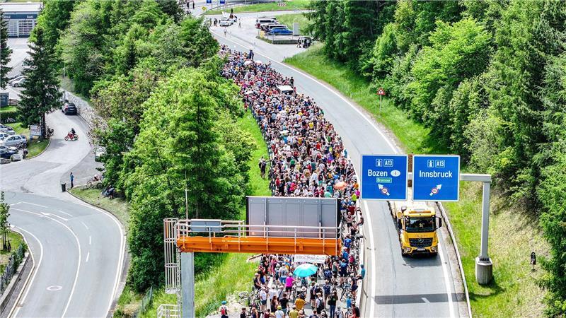 Tausende demonstrierten gegen die Umweltbelastungen durch den Transitverkehr