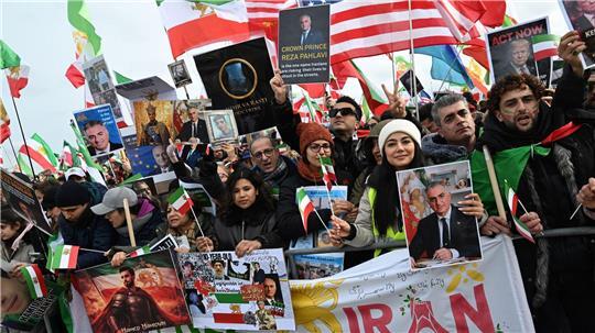 Tausende demonstrierten in München gegen die politische Führung im Iran.
