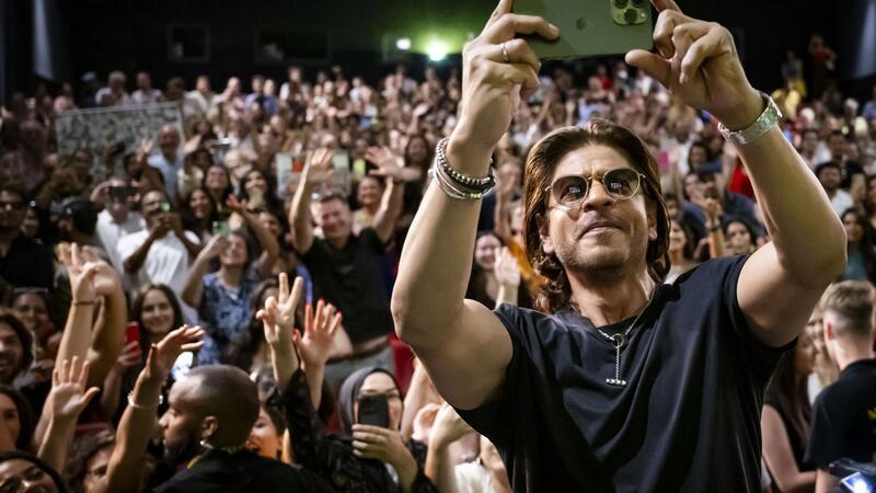Tausende feiern Bollywood-Superstar Shah Rukh Khan in Locarno.