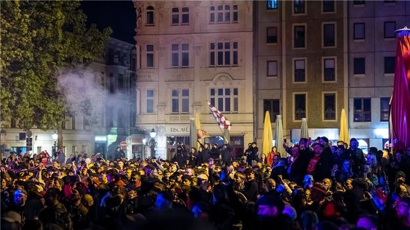 Tausende feierten gemeinsam mit der Mannschaft.