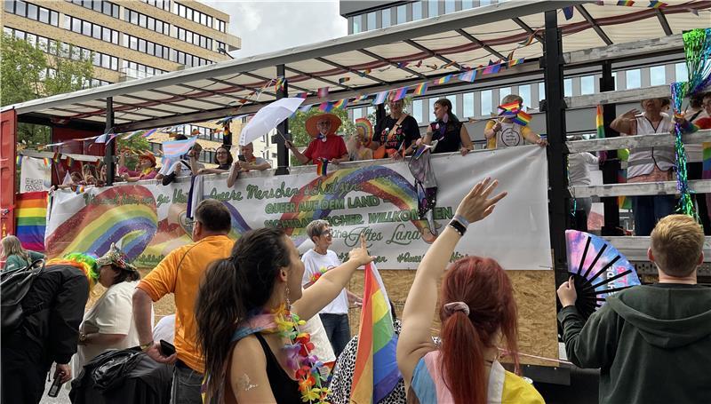Tausende freuen sich über den CSD-Truck der Mitarbeiter der Verwaltung der Samtgemeinde Lühe.