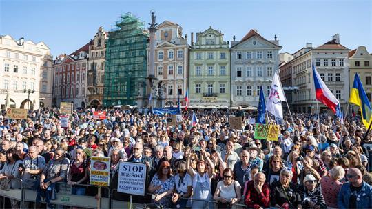 Tausende nahmen an einer Demonstration gegen Populisten und Extremisten auf dem Altstädter Ring in Prag teil.