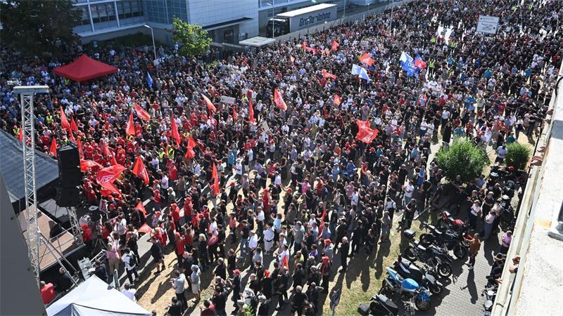 Tausende protestieren gegen den Sparkurs bei Mercedes-Benz.