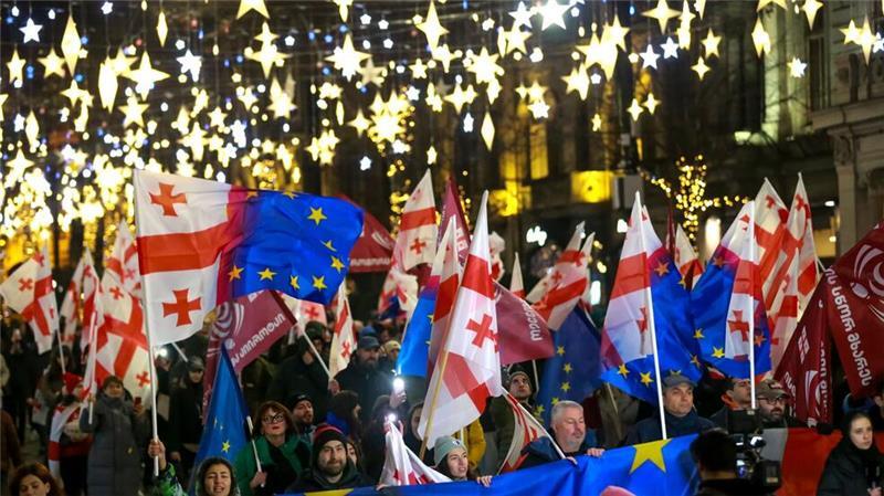 Georgiens neuer Präsident trotz Protest ins Amt eingeführt Tausende protestieren seit Wochen in Georgien.