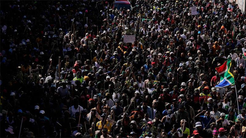 Tausende protestierten gegen illegale Migranten. 