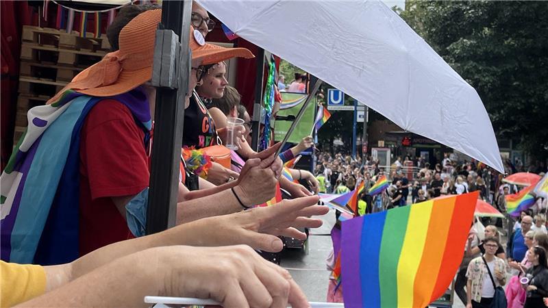 Tausende säumen die Straßen beim CSD 2025.