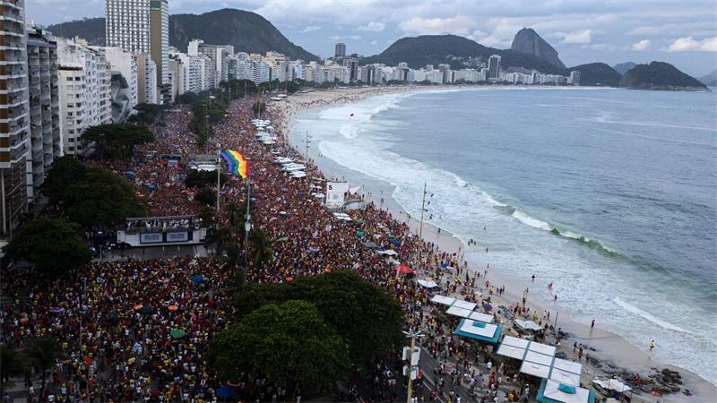 Kann Lula das Ruder in Brasilien noch herumreißen? Tausende versammeln sich an der weltberühmten Copacabana. (Archivbild)