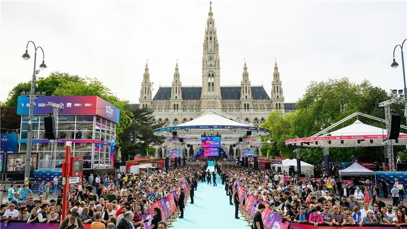 Zum ESC-Auftakt greift Sarah Engels zu roter Flammenrobe Tausende von Fans verfolgten die Eröffnungszeremonie.
