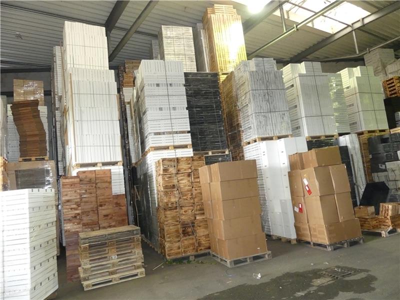 Tausende von Holzkisten lagern in der Halle der Firma „Vintage-Moebel24 GmbH“ in Grünendeich. Das Unternehmen beliefert Baumarktketten und betreibt fünf Online-Shops. Monatlich werden etwa 50 000 Kisten verkauft. Kunden bauen sich daraus ge