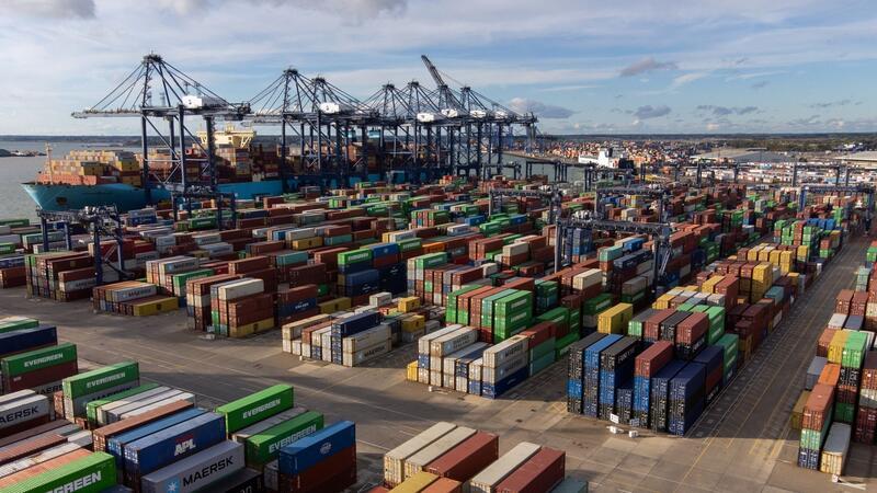 Tausende von Schiffscontainern stehen im Hafen von Felixstowe in Suffolk (Symbolbild).