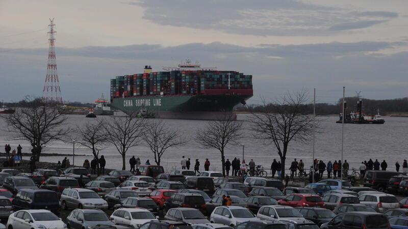 Tausende zog es nach der Havarie der Indian Ocean zum Lühe-Anleger in Grünendeich.
