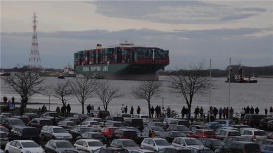 Tausende zog es nach der Havarie der Indian Ocean zum Lühe-Anleger in Grünendeich.