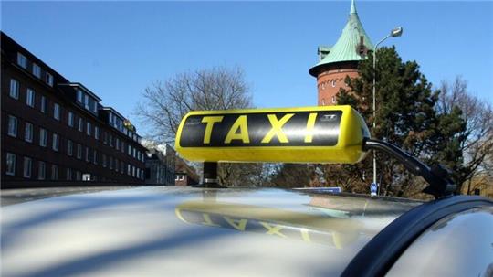 Taxen sind deutlich am Schild auf dem Dach des Autos zu erkennen.