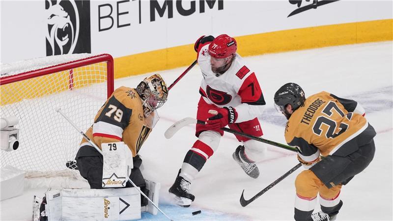 Wie ein Mann die Hurricanes zweimal zum Stanley Cup führte Taylor Hall (Mitte) traf früh zum 1:0 für die Hurricanes.