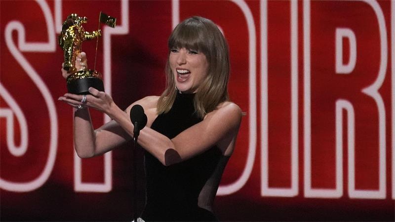 Taylor Swift freut sich über drei VMA-Preise. 