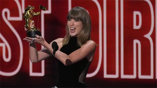 Taylor Swift freut sich über drei VMA-Preise. 