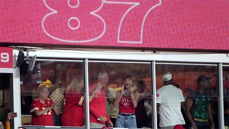 Taylor Swift jubelt über einen Touchdown von Travis Kelce. 