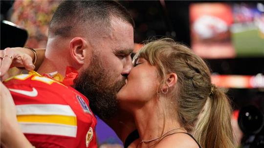 Taylor Swift küsst Kansas City Chiefs Tight End Travis Kelce.