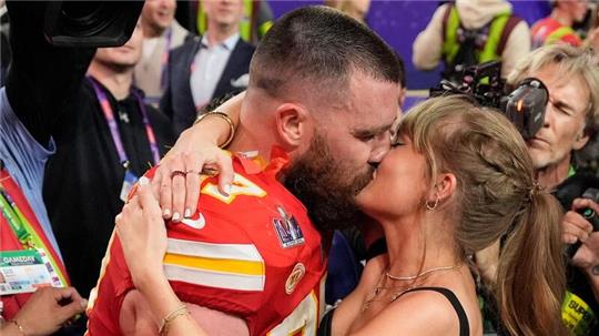 Taylor Swift küsst Travis Kelce nach dem Sieg beim Super Bowl.