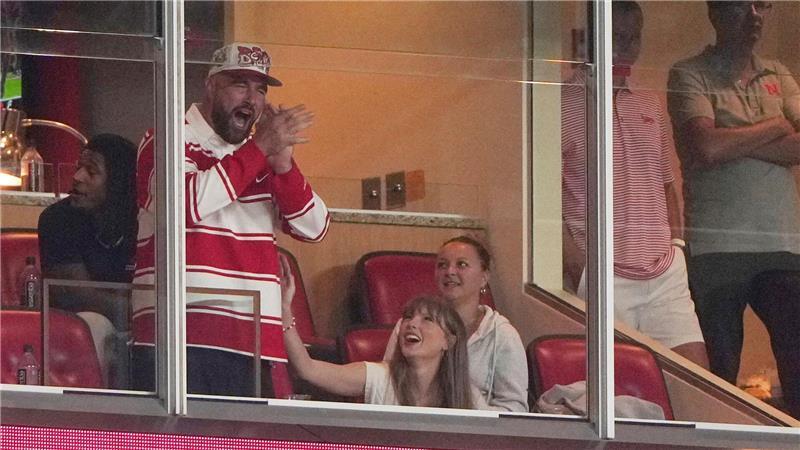Ziemlich delulu: Das war der Labubu-Sommer Taylor Swift mit ihrem Verlobten Travis Kelce bei einem College-Football-Spiel in Kansas City. (Archivbild)