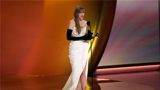 Taylor Swift nimmt den Preis für das beste Pop-Gesangsalbum für ihre Platte „Midnights“ entgegen.