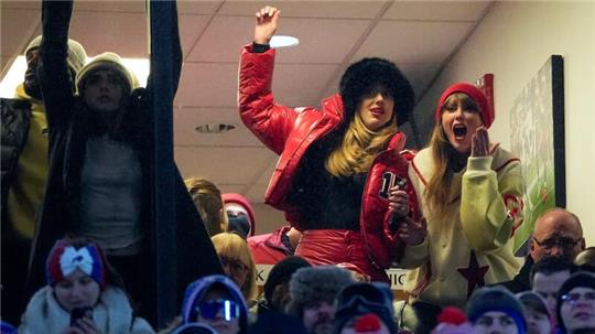 Taylor Swift (r) und Brittany Mahomes freuen sich über den Sieg der Kansas City Chiefs gegen die Buffalo Bills.
