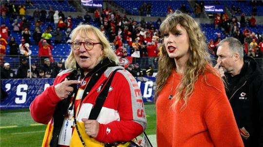 Taylor Swift (r) und Donna Kelce, die Mutter von Swifts Partner Travis Kelce,  nach einem NFL-Footballspiel.