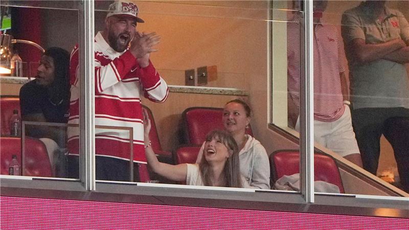 Bilder des Tages Taylor Swift sitzt zusammen mit ihrem Verlobten Travis Kelce in einer Loge in Kansas City und schauen sich gemeinsam das NCAA-College Spiel zwischen Cincinnati und Nebraska an.
