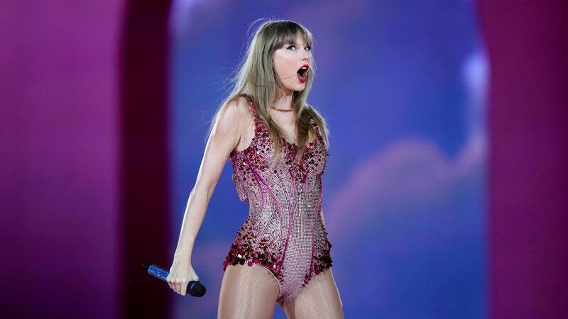Taylor Swift: Betrüger stehlen Eras-Tour-Tickets - Was Opfer tun können Taylor Swift tritt im Monumental-Stadion während eines Konzerts im Rahmen ihrer «The Eras Tour» in Buenos Aires auf. Betrüger haben Tickets gestohlen.