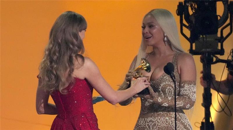 Beyoncé schreibt Musikgeschichte – schon wieder Taylor Swift übergab den Preis für das beste Country-Album an Beyoncé – und ging selbst trotz sechs Nominierungen leer aus.