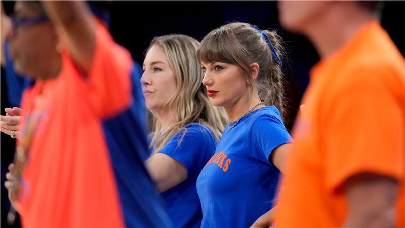 Taylor Swift und Este Haim schauen während der ersten Hälfte von Spiel 4 in der NBA-Finalserie zwischen den New York Knicks und den San Antonio Spurs zu.