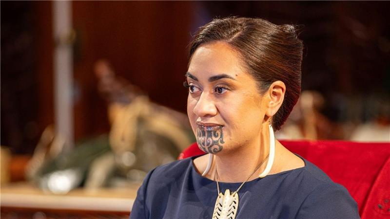 Neue Maori-Königin hält erste Rede nach dem Tod ihres Vaters Te Arikinui ist seit einem Jahr im Amt.