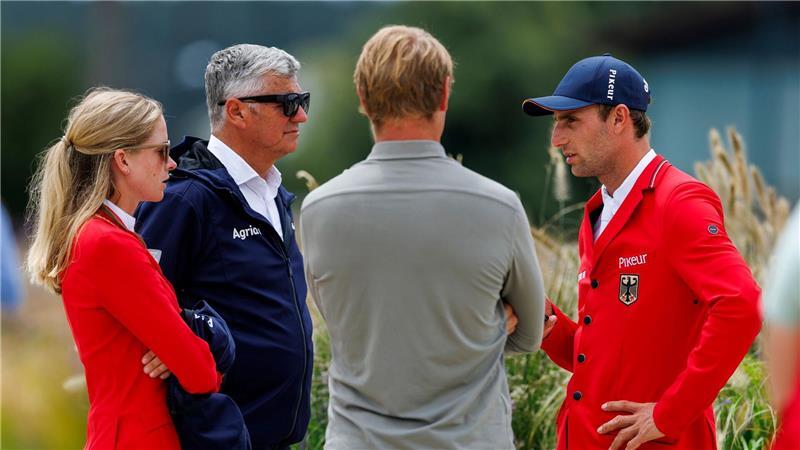 Springreiter feiern bei EM in Spanien Bronze Team-Besprechung bei der EM der Springreiter.